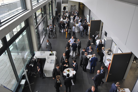 Foto aus dem Foyer des MB 3 während der Veranstaltung mit vielen Gästen