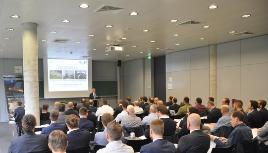 Foto aus dem Hörsaal während der Veranstaltung mit Herrn Biermann als Sprecher