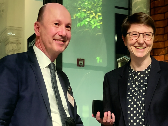 Verleihung der Otto-Kienzle-Gedenkmünze an Dr. Monika Kipp durch Prof. Michael Zäh, Präsident der WGP