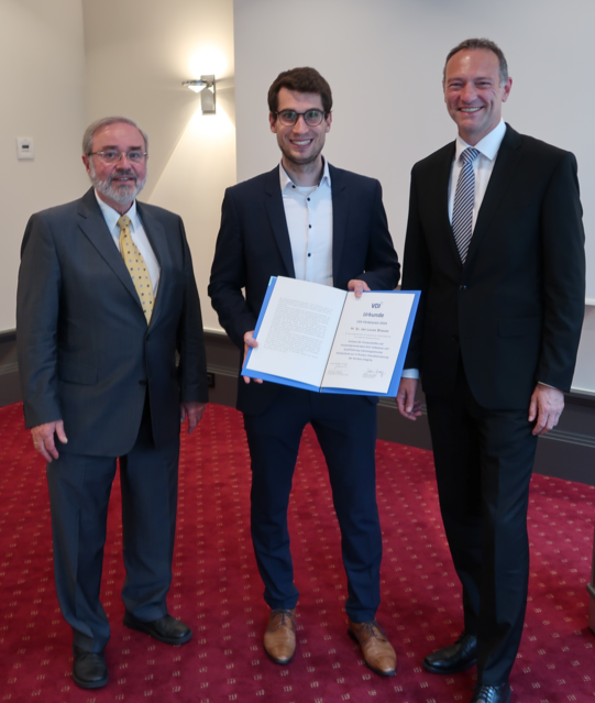Der Preisträger des CES-Förderpreises des VDI freut sich über die Auszeichnung. Übergabe der Urkunde (v.l.n.r.): Prof. Dr. Hans-Georg Schnürch (Beiratsvorsitzender CES), Jan Lucas Brause (TU Dortmund, ISF) und Dr. Frank Völker (Geschäftsführer CES).
