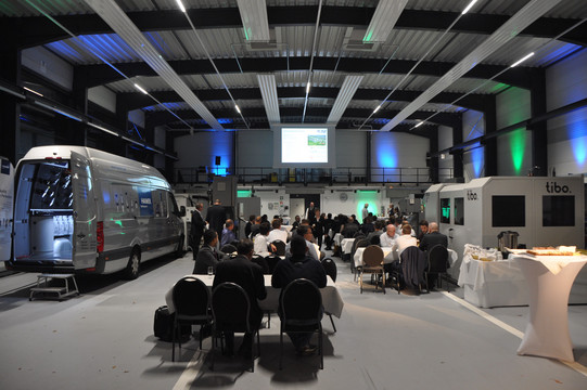 Bild aus der Maschinenbau Halle des ISF mit teilnehmenden Gästen.