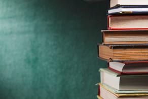 Bücherstapel Ein Stapel gebundener Bücher.