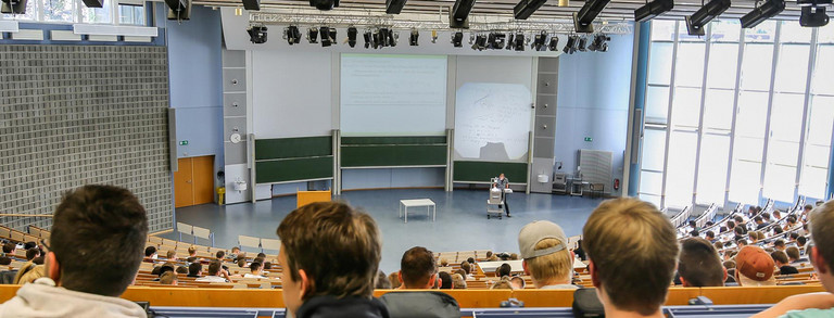 Hinterköpfe bei Vorlesung im Audimax